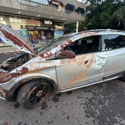 veja-como-ficou-carro-“engolido”-por-cratera-apos-chuva-no-df