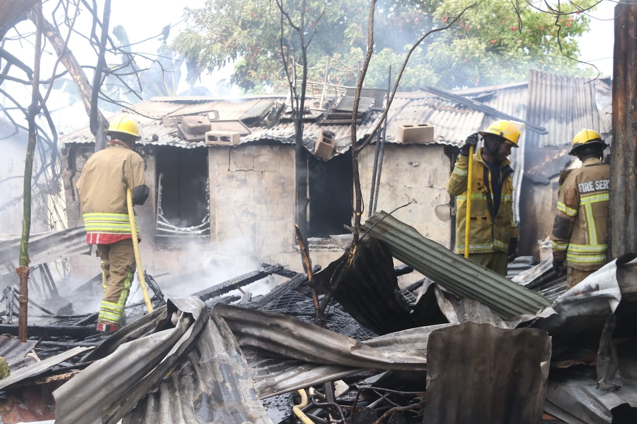 two-houses-destroyed,-others-damaged-in-pine-fire