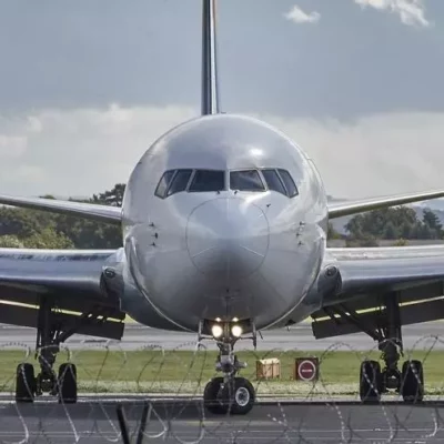 avion-atropello-a-un-trabajador-en-plena-pista-de-aterrizaje:-sobrevivio,-pero-perdio-una-pierna