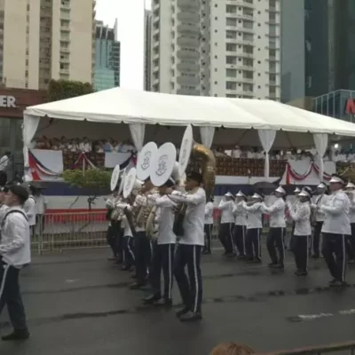 desfiles-patrios:-delegaciones-deben-ejecutar-su-presentacion-frente-a-la-tarima-sin-parar