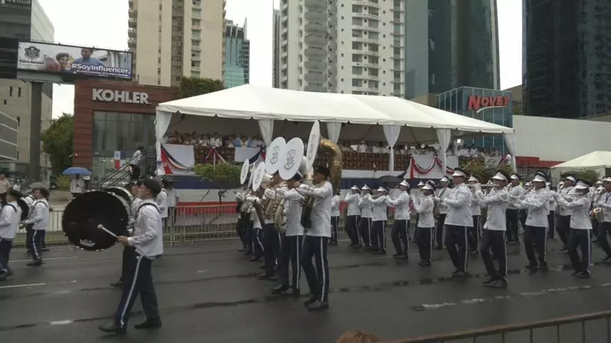 desfiles-patrios:-delegaciones-deben-ejecutar-su-presentacion-frente-a-la-tarima-sin-parar