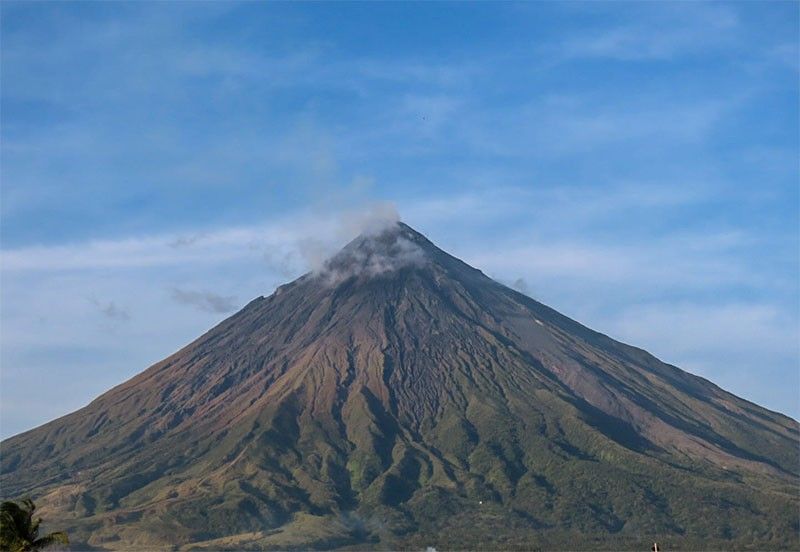 increased-rockfall-events-at-mayon-volcano-amid-‘kristine’