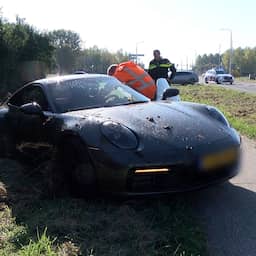 kanema-|-peperdure-porsche-belandt-in-sloot-na-botsing-in-kapelle