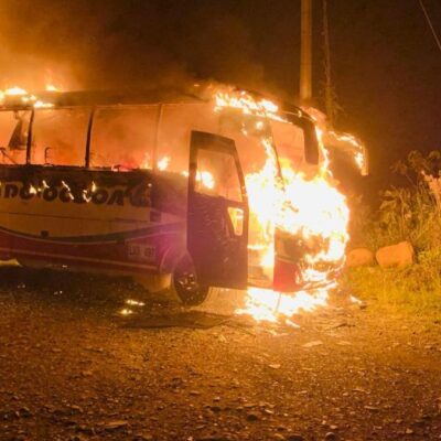 susto-en-choco:-hombres-armados-queman-un-bus-en-la-via-quibdo-medellin