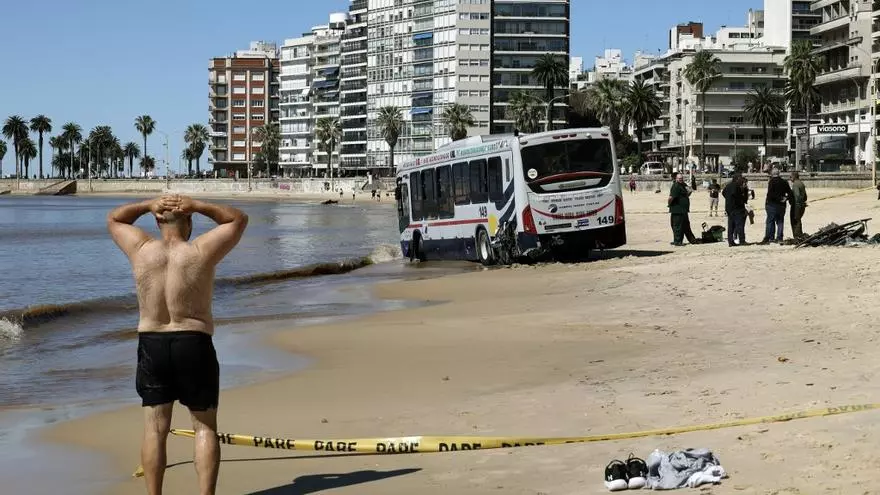 bus-fuera-de-control-atraviesa-playa-en-montevideo:-al-menos-15-heridos