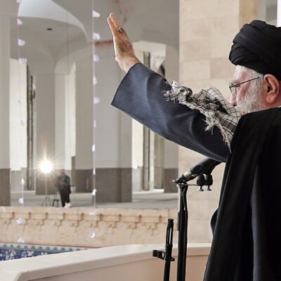 ayatollah-khamenei.-ataque-de-israel-contra-o-irao-nao-deve-ser-“exagerado-nem-minimizado”