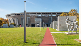 ezert-nem-kerultek-masfelszeres-ember-nagysagu-szobrok-a-stadionokhoz