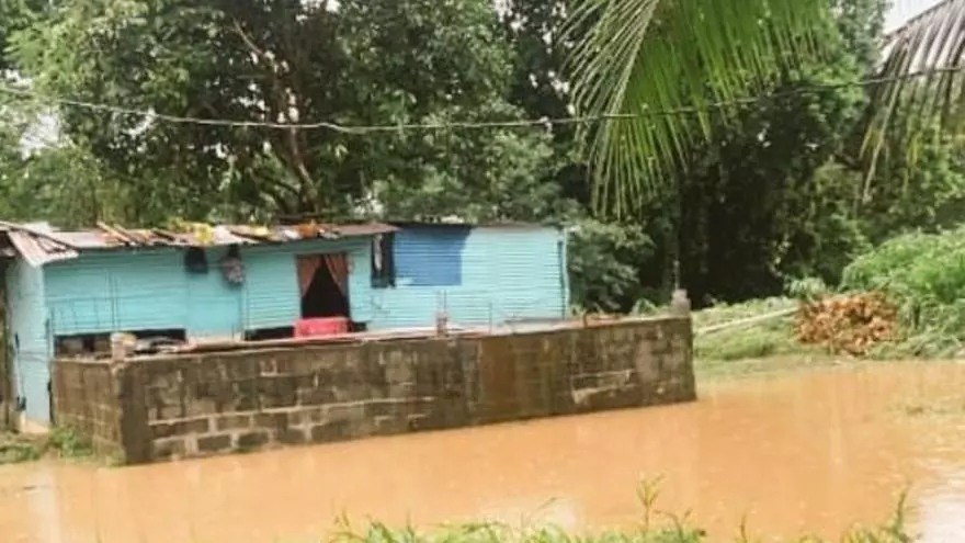 debido-a-las-fuertes-lluvias,-meduca-suspende-clases-en-cinco-escuelas-en-colon