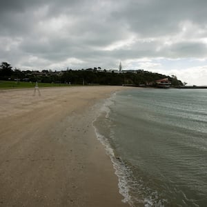 water-related-incident-in-maraetai:-emergency-services,-rescue-chopper-at-auckland-beach