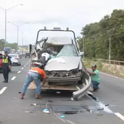 triple-colision-en-autopista-arraijan-la-chorrera,-motocicleta-quedo-incrustada-en-un-auto