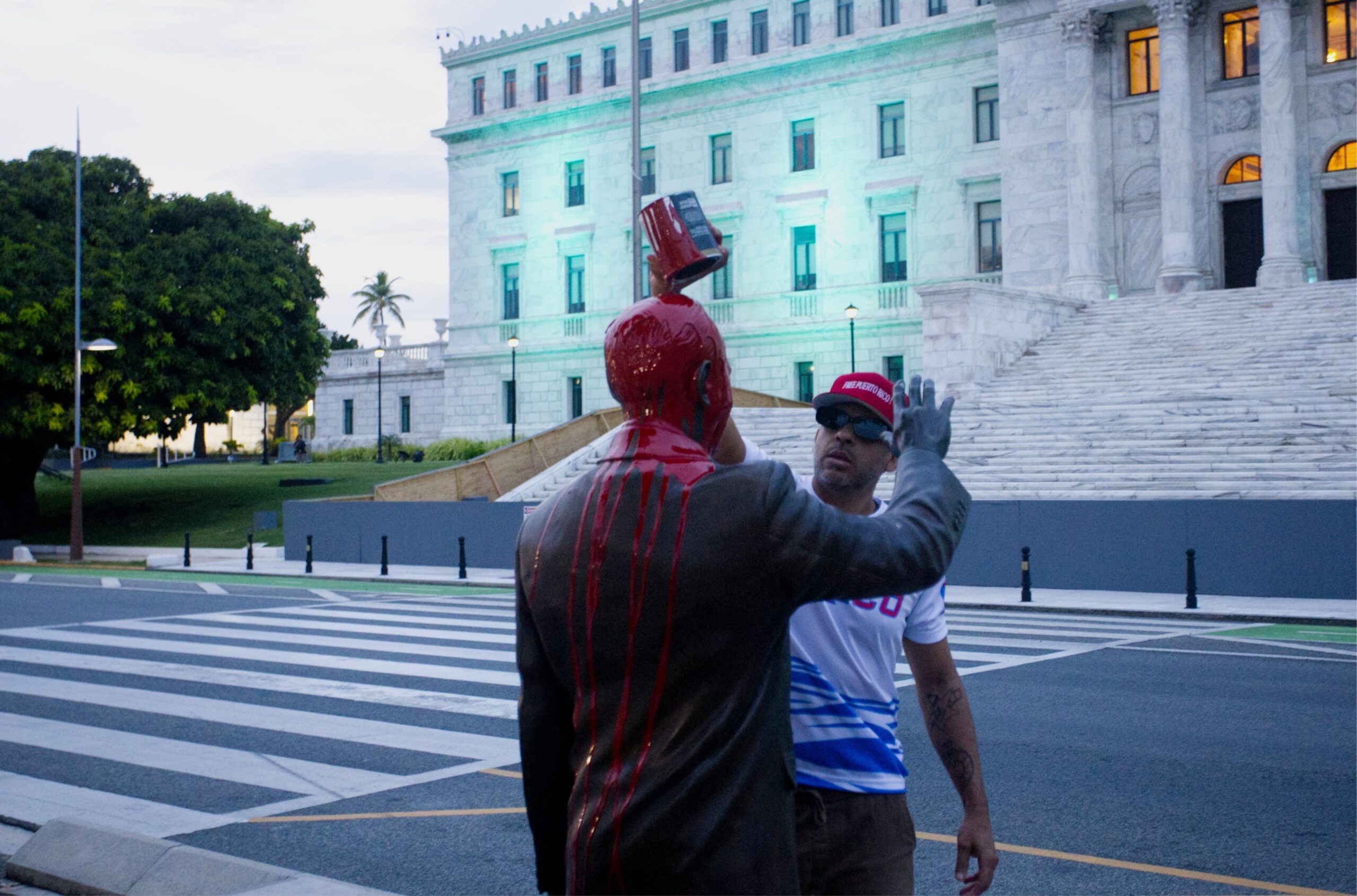 arrestan-al-cineasta-tito-roman-por-verter-pintura-roja-sobre-estatuas-de-presidentes-en-el-capitolio-en-inusual-“manifestacion-artistica”