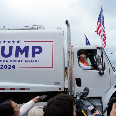 donald-trump-llega-a-un-mitin-en-un-camion-de-basura-tras-la-critica-de-joe-biden