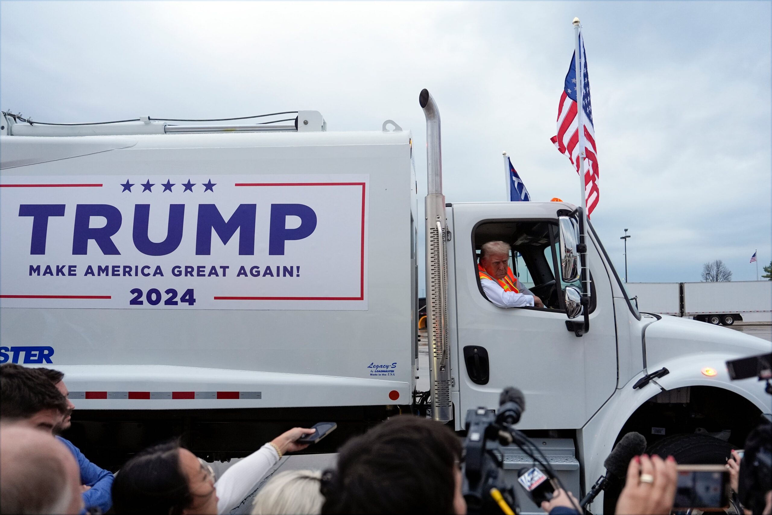 donald-trump-llega-a-un-mitin-en-un-camion-de-basura-tras-la-critica-de-joe-biden