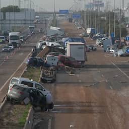 video-|-wegen-in-valencia-bezaaid-met-door-water-meegesleurde-auto’s