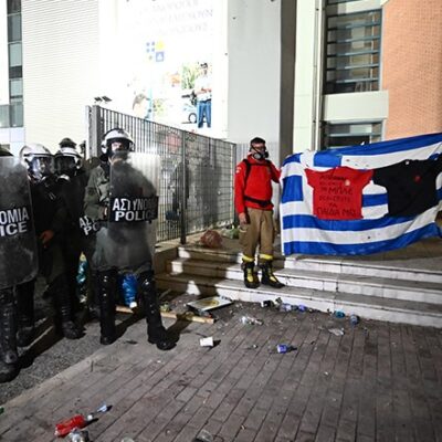 Επέμβαση-των-ΜΑΤ-στην-κατάληψη-του-υπουργείου-Κλιματικής-Αλλαγής-από-πυροσβέστες-–-Κλειστή-η-Κηφισίας