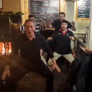 all-blacks-legend-zinzan-brooke-performs-haka-at-british-pub-after-joe-marler-controversy