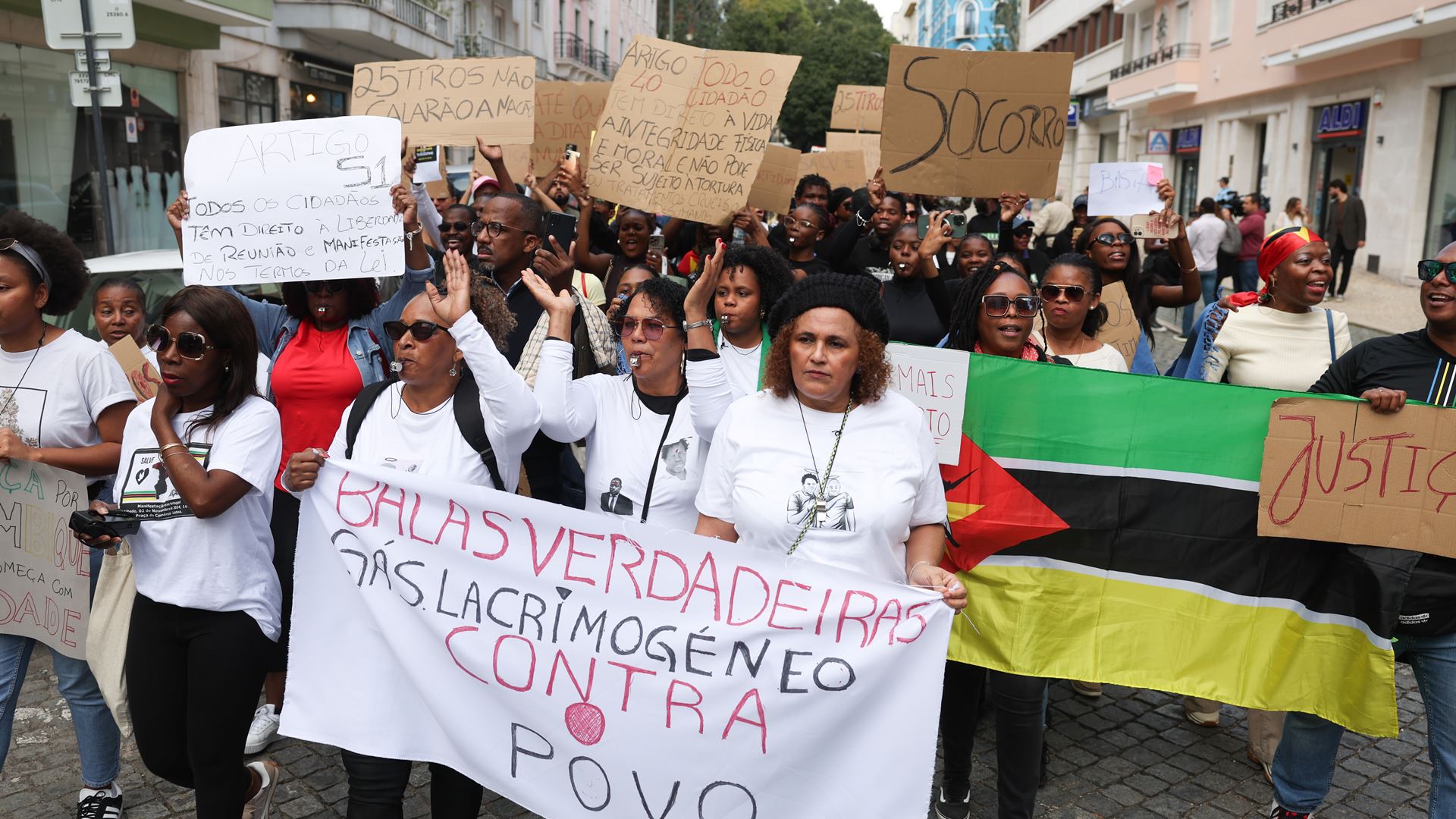 cerca-de-duas-centenas-pediram-em-lisboa-fim-de-violencia-em-mocambique