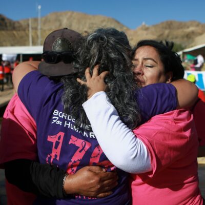 casi-200-familias-separadas-por-la-frontera-entre-estados-unidos-y-mexico-se-reunen-brevemente-en-evento-anual