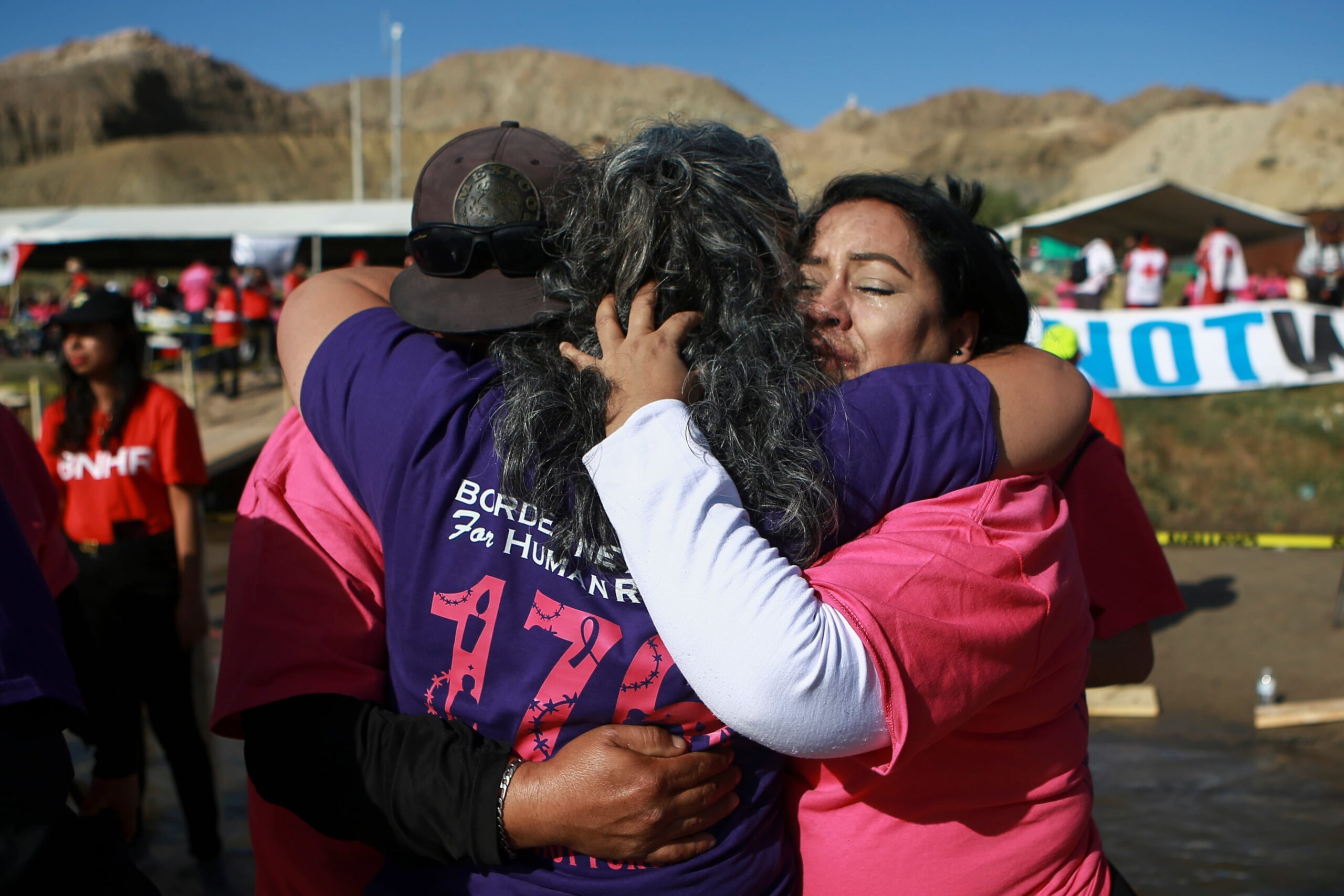 casi-200-familias-separadas-por-la-frontera-entre-estados-unidos-y-mexico-se-reunen-brevemente-en-evento-anual