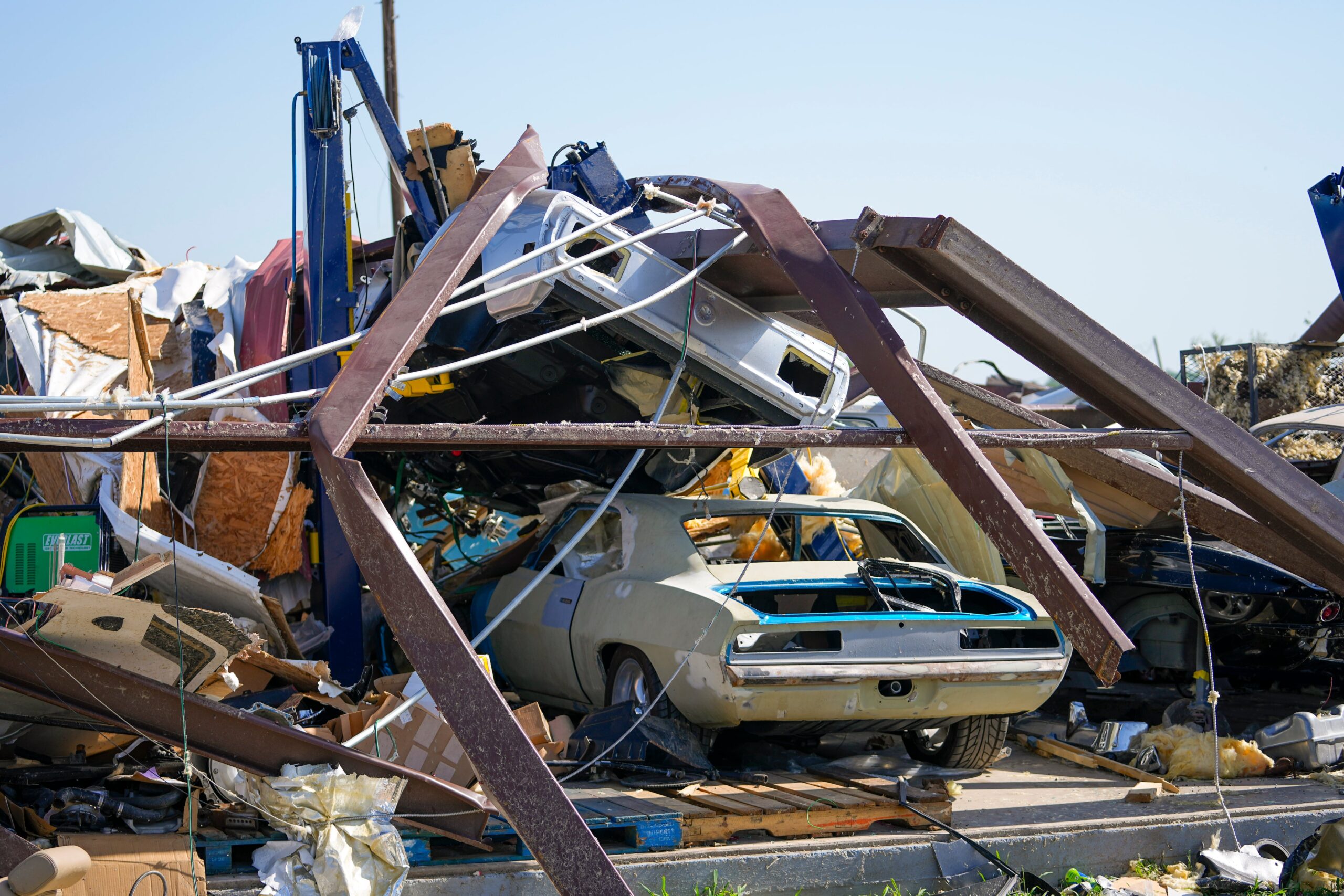 tornado-y-tormenta-causan-danos-en-el-area-de-oklahoma-city