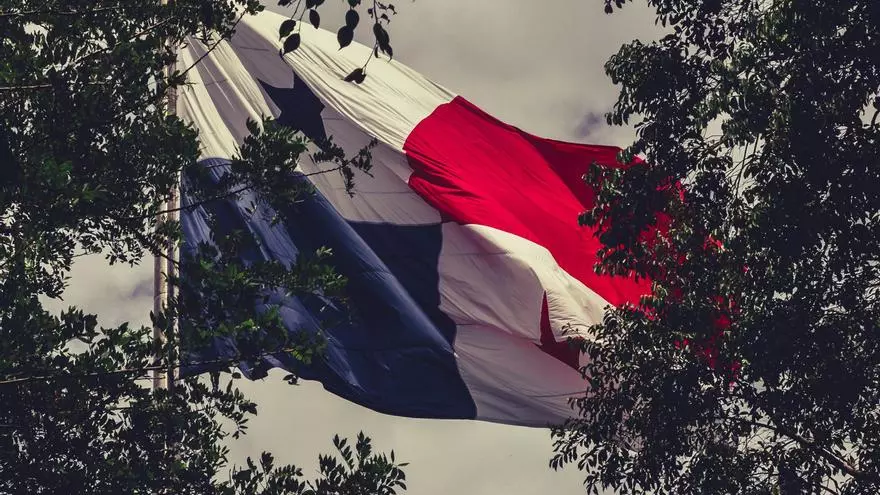 realizan-tradicional-cambio-de-bandera-en-el-cerro-ancon