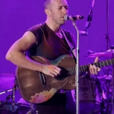 chris-martin-sufre-caida-en-pleno-concierto-en-australia-y-su-reaccion-se-vuelve-viral