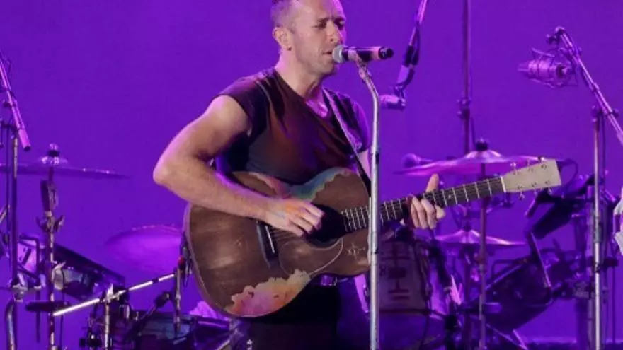 chris-martin-sufre-caida-en-pleno-concierto-en-australia-y-su-reaccion-se-vuelve-viral