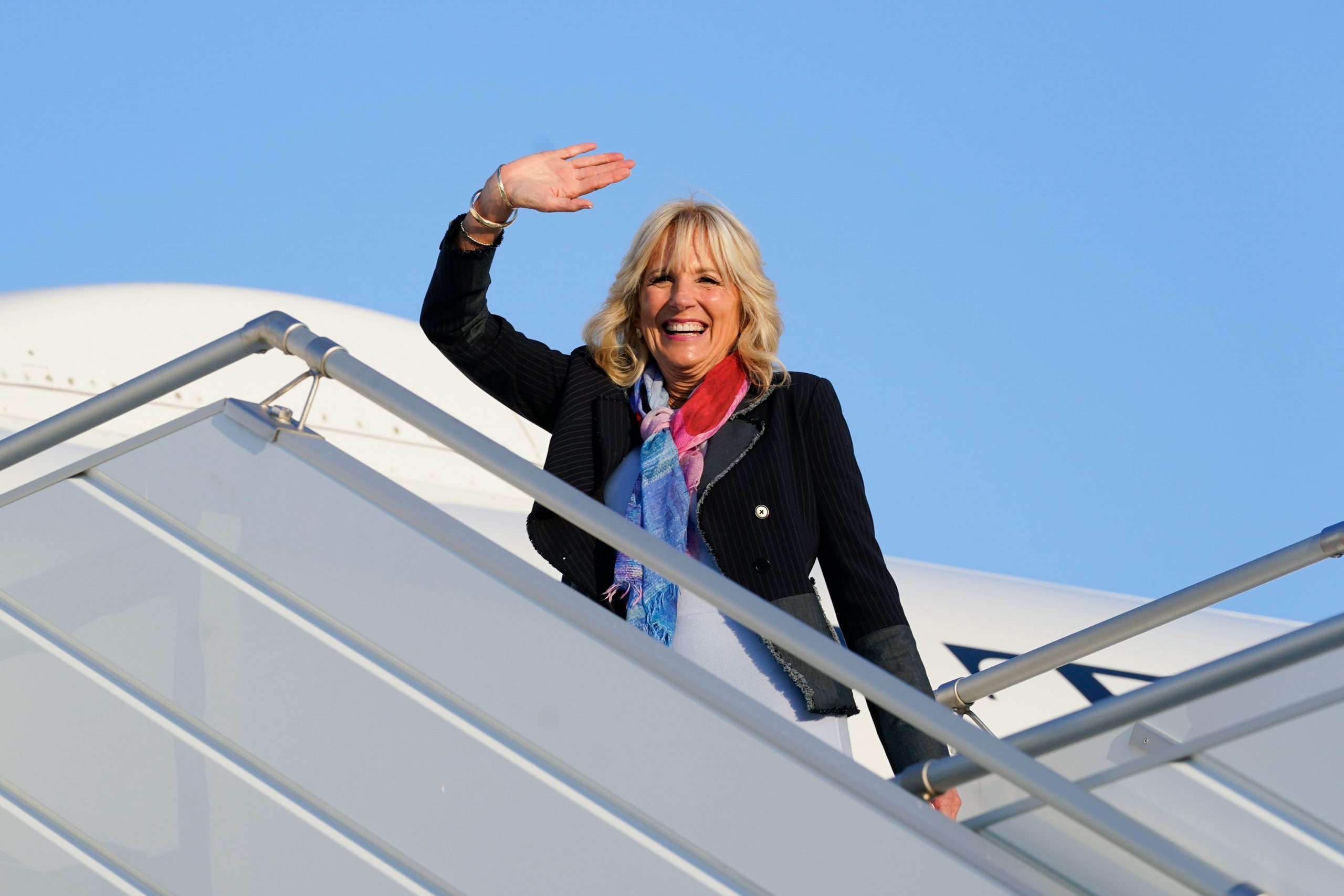 foto.-comentariile-au-erupt-pe-social-media,-dupa-gafa-comisa-de-jill-biden-la-sectia-de-vot