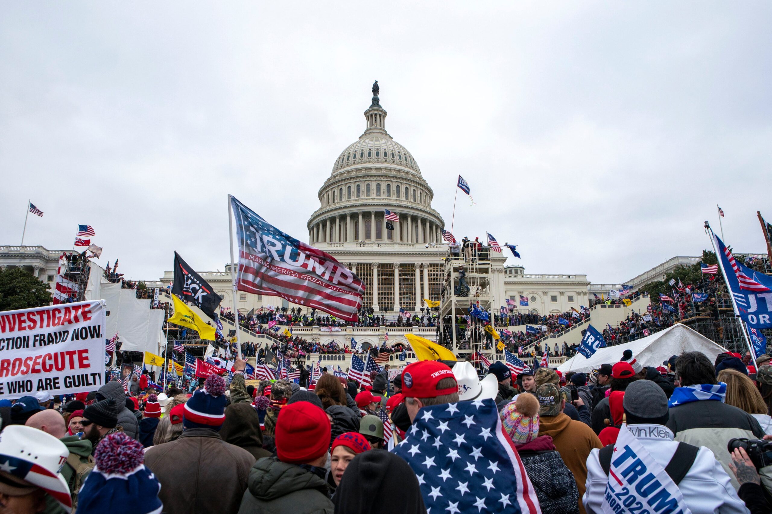 manifestantes-que-asaltaron-el-capitolio-tras-derrota-de-donald-trump-en-2020-celebran-su-regreso