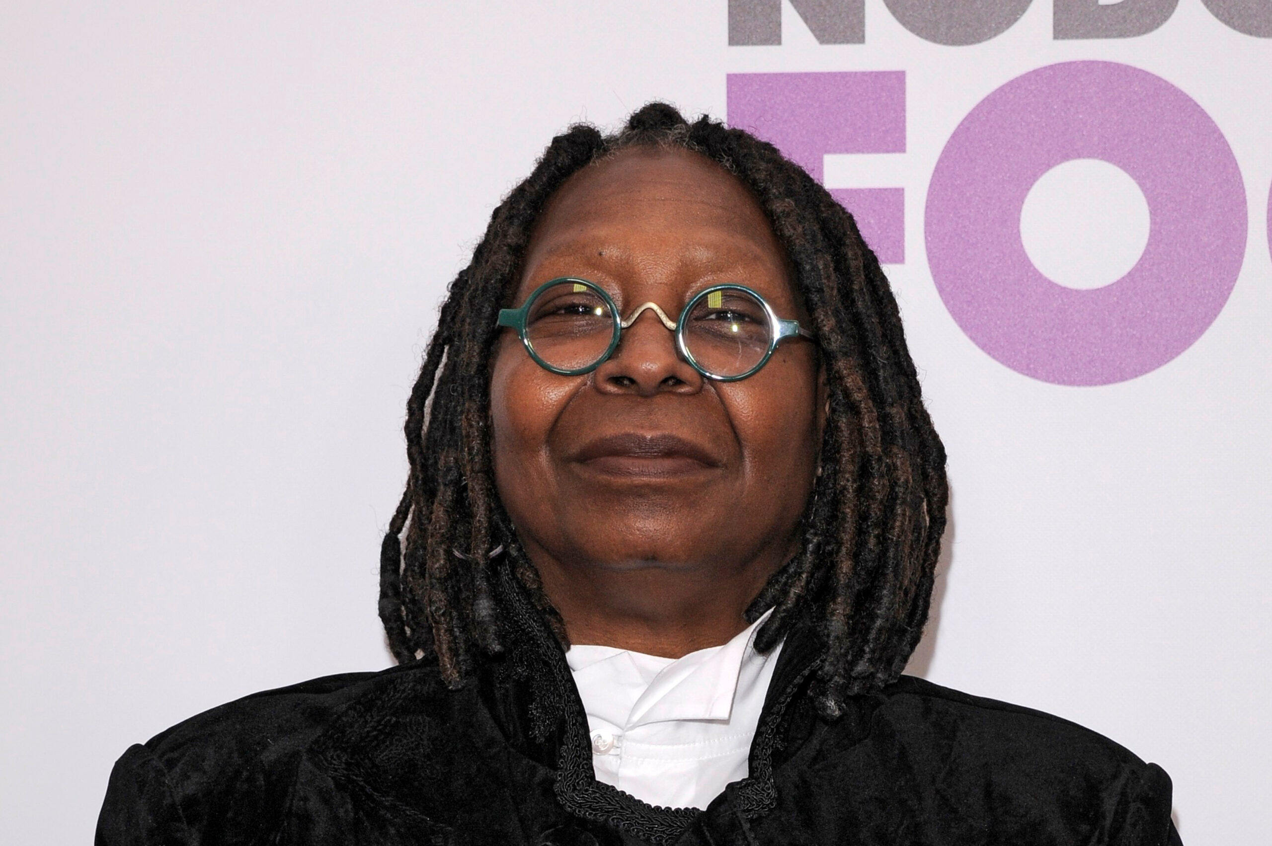 whoopi-goldberg:-in-sardinia,-lumea-nu-are-atatea-rahaturi-pe-cap-si-nu-mananca-chestii-cu-ingrediente-al-caror-nume-nu-l-pot-pronunta